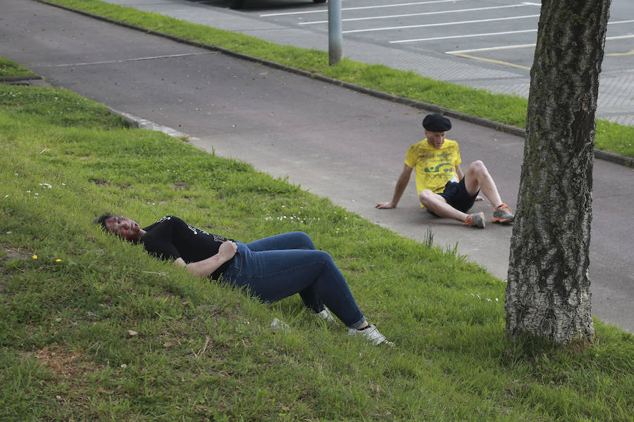 Aena ha llevado a cabo este martes un simulacro de accidente aéreo en el aeropuerto de Hondarribia. Se ha realizado con un avión con capacidad para 8 a 13 personas y de 15,6 metros de longitud que ha simulado caer contra el suelo en este parking cercano al recinto aeroportuario.