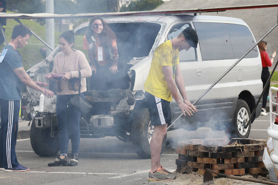 Aena ha llevado a cabo este martes un simulacro de accidente aéreo en el aeropuerto de Hondarribia. Se ha realizado con un avión con capacidad para 8 a 13 personas y de 15,6 metros de longitud que ha simulado caer contra el suelo en este parking cercano al recinto aeroportuario.