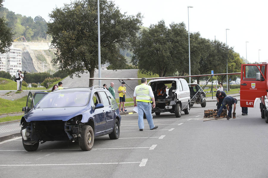 Aena ha llevado a cabo este martes un simulacro de accidente aéreo en el aeropuerto de Hondarribia. Se ha realizado con un avión con capacidad para 8 a 13 personas y de 15,6 metros de longitud que ha simulado caer contra el suelo en este parking cercano al recinto aeroportuario.