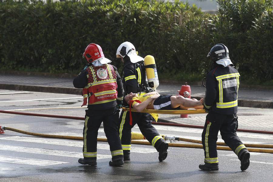 Aena ha llevado a cabo este martes un simulacro de accidente aéreo en el aeropuerto de Hondarribia. Se ha realizado con un avión con capacidad para 8 a 13 personas y de 15,6 metros de longitud que ha simulado caer contra el suelo en este parking cercano al recinto aeroportuario.