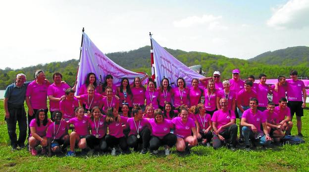 Txapeldunak. La expedición de San Juan al completo posa con las dos banderas que se adjudicó en el Campeonato de Euskadi de bateles.