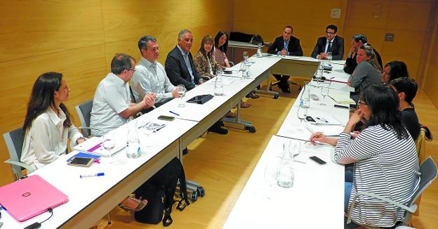 Primera reunión. La Mesa de Comercio del Pacto por el Empleo tuvo ayer su primera cita oficial tras varios meses de trabajo previo.