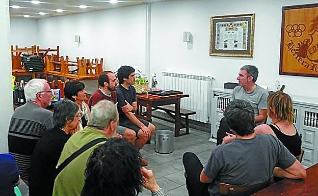 Un momento de un encuentro de bertsos celebrado en Herrera K.E.