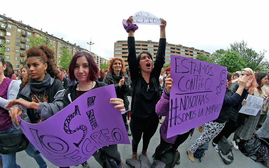 Una ola de indignación recorre Gipuzkoa tras conocerse la sentencia a 'La Manada'.En el caso de San Sebastián, cerca de un millar de personas han vuelto a concentrarse este viernes frente a los juzgados de Atotxa y han vuelto a mostrar su solidaridad con la víctima.