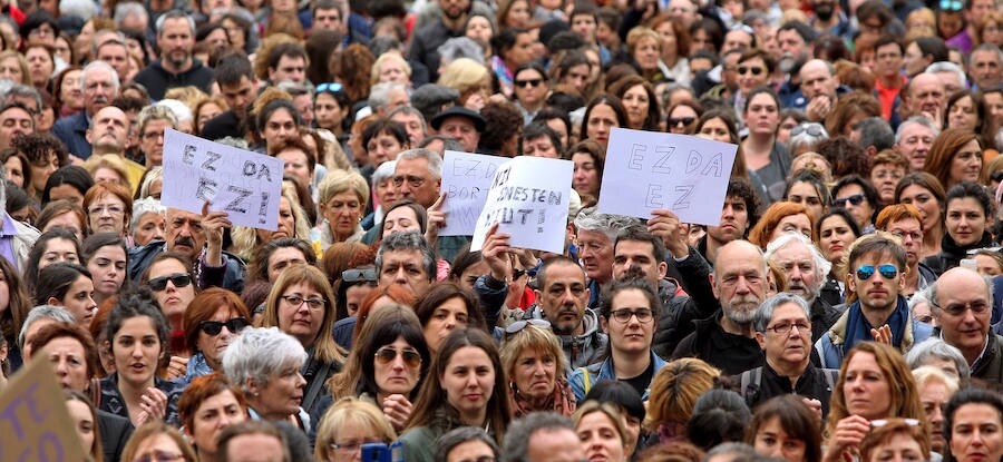 Una ola de indignación recorre Gipuzkoa tras conocerse la sentencia a 'La Manada'.En el caso de San Sebastián, cerca de un millar de personas han vuelto a concentrarse este viernes frente a los juzgados de Atotxa y han vuelto a mostrar su solidaridad con la víctima.