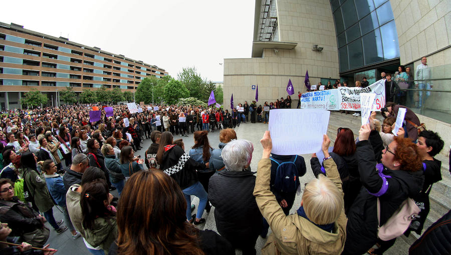 Una ola de indignación recorre Gipuzkoa tras conocerse la sentencia a 'La Manada'.En el caso de San Sebastián, cerca de un millar de personas han vuelto a concentrarse este viernes frente a los juzgados de Atotxa y han vuelto a mostrar su solidaridad con la víctima.