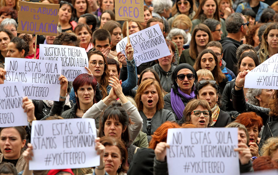 Una ola de indignación recorre Gipuzkoa tras conocerse la sentencia a 'La Manada'.En el caso de San Sebastián, cerca de un millar de personas han vuelto a concentrarse este viernes frente a los juzgados de Atotxa y han vuelto a mostrar su solidaridad con la víctima.