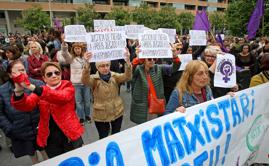 Una ola de indignación recorre Gipuzkoa tras conocerse la sentencia a 'La Manada'.En el caso de San Sebastián, cerca de un millar de personas han vuelto a concentrarse este viernes frente a los juzgados de Atotxa y han vuelto a mostrar su solidaridad con la víctima.