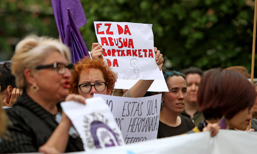 Una ola de indignación recorre Gipuzkoa tras conocerse la sentencia a 'La Manada'.En el caso de San Sebastián, cerca de un millar de personas han vuelto a concentrarse este viernes frente a los juzgados de Atotxa y han vuelto a mostrar su solidaridad con la víctima.