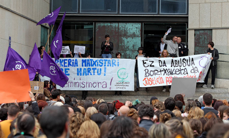 Una ola de indignación recorre Gipuzkoa tras conocerse la sentencia a 'La Manada'.En el caso de San Sebastián, cerca de un millar de personas han vuelto a concentrarse este viernes frente a los juzgados de Atotxa y han vuelto a mostrar su solidaridad con la víctima.