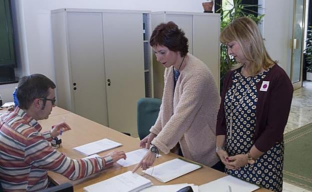 La parlamentaria del PNV Amaia Arregi y la parlamentaria del PSE Gloria Sánchez en la presentación de la proposición de ley de la RGI. 