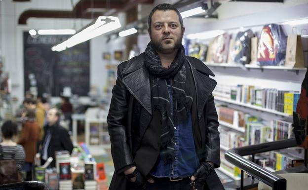 David Rubín posa en la librería madrileña Generación X Puebla. 