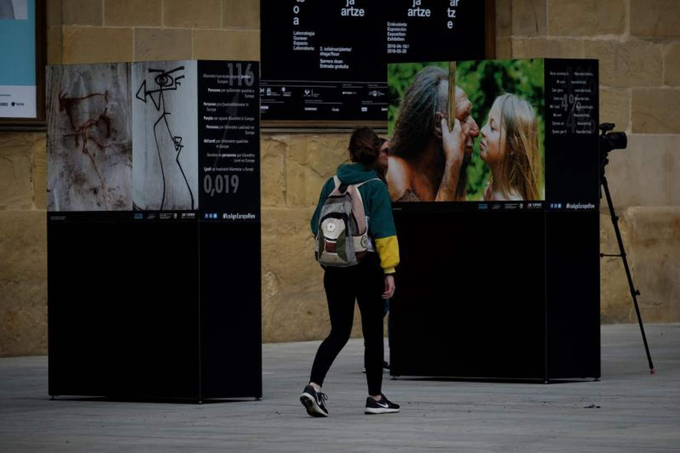 La exposición itinerante #IceAgeEuroepaNow, que muestra fotografías de gran formato acerca de descubrimientos sobre la herencia cultural de la Edad de Hielo, recala en San Sebastián dentro del recorrido que inició hace un año en el yacimiento de Neanderthal (Alemania) y que ha pasado por Croacia, Italia y Francia. La muestra se podrá ver hasta junio.