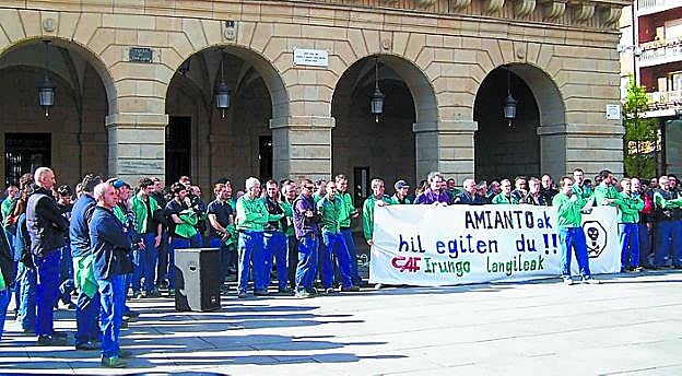 Concentración de trabajadores de la CAF en la plaza San Juan.
