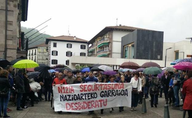 La protesta ha recorrido las calles de Elizondo. 