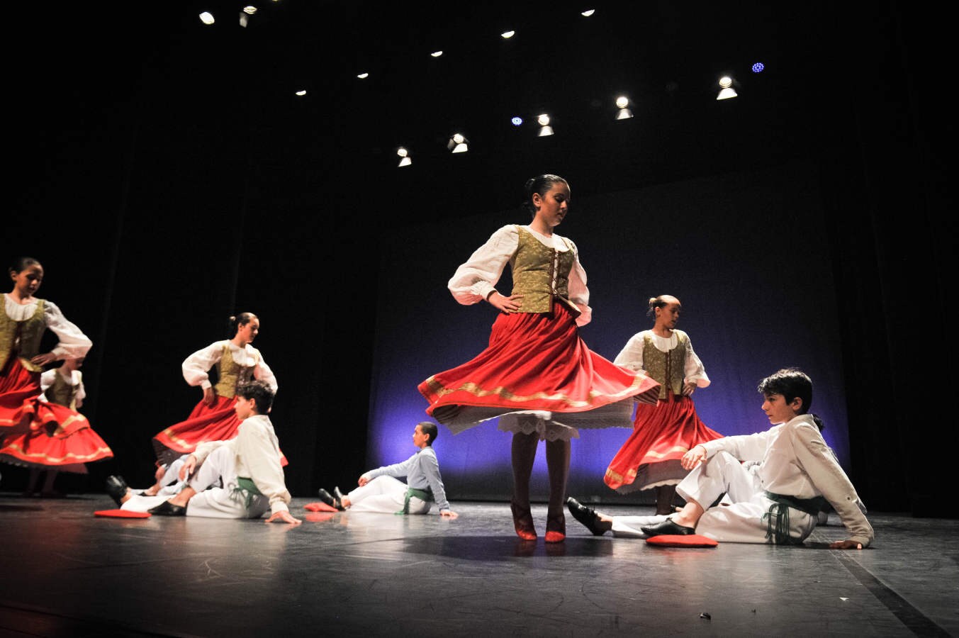 Fotos: Exhibicion de la escuelas de danza en el auditorio Bastero de Andoain