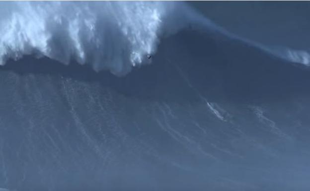 Rodrigo Koxa bate el récord de la mayor ola jamás surfeada