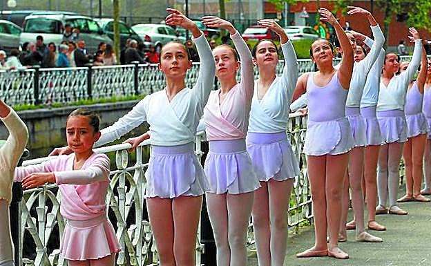 Espectáculo de danza en la barandilla del canal de Dunboa