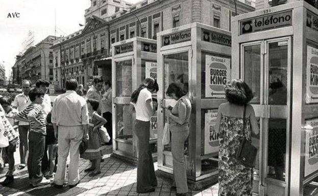 Imagen principal - El Gobierno estudia un borrador de real decreto que provoca que las cabinas y las guías telefónicas tengan los días contados