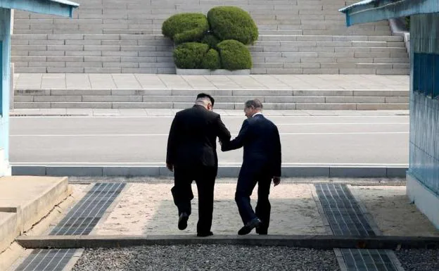 Kim Jong-un, de la mano con Moon Jaen-in.