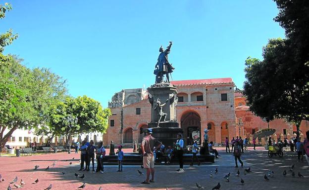 La estatua del almirante Cristóbal Colón en el centro de la plaza que lleva su nombre. Detrás, la catedral de Santo Domingo. 