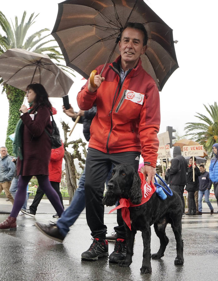 LAB, UGT y CC OO han celebrado manifestaciones en San Sebastián con motivo del Primero de Mayo. Las dos últimas centrales han marchado juntas.