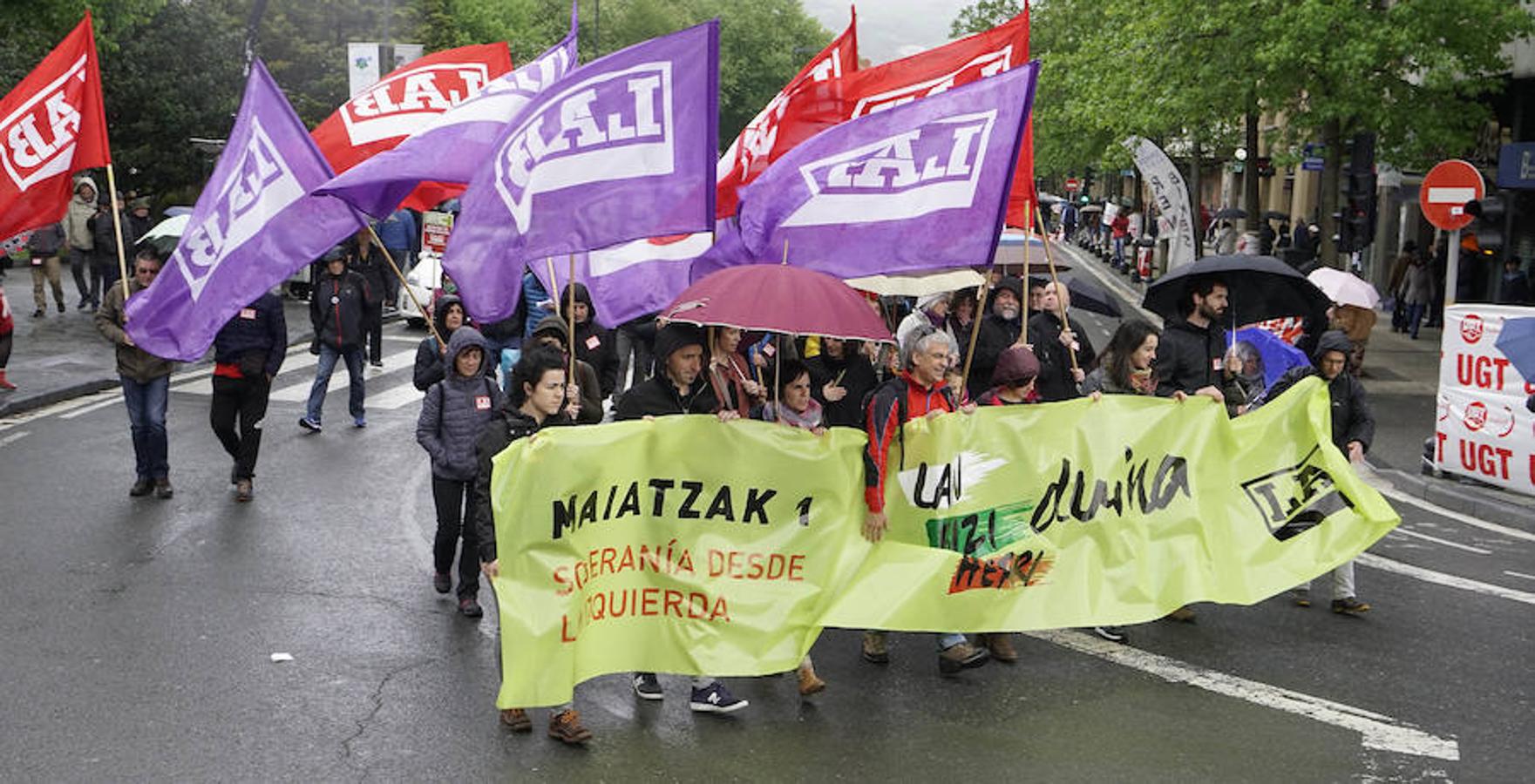 LAB, UGT y CC OO han celebrado manifestaciones en San Sebastián con motivo del Primero de Mayo. Las dos últimas centrales han marchado juntas.