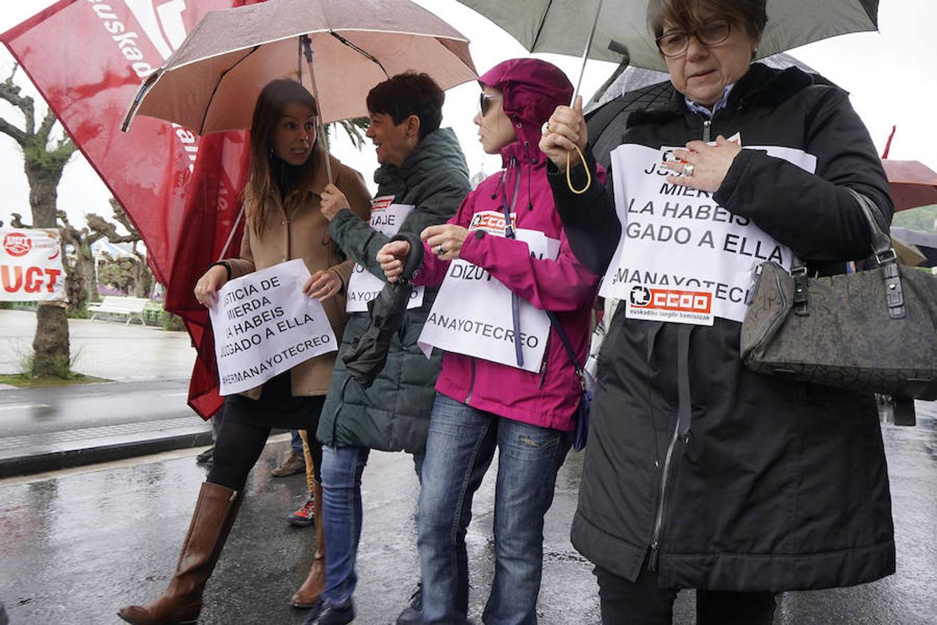 LAB, UGT y CC OO han celebrado manifestaciones en San Sebastián con motivo del Primero de Mayo. Las dos últimas centrales han marchado juntas.