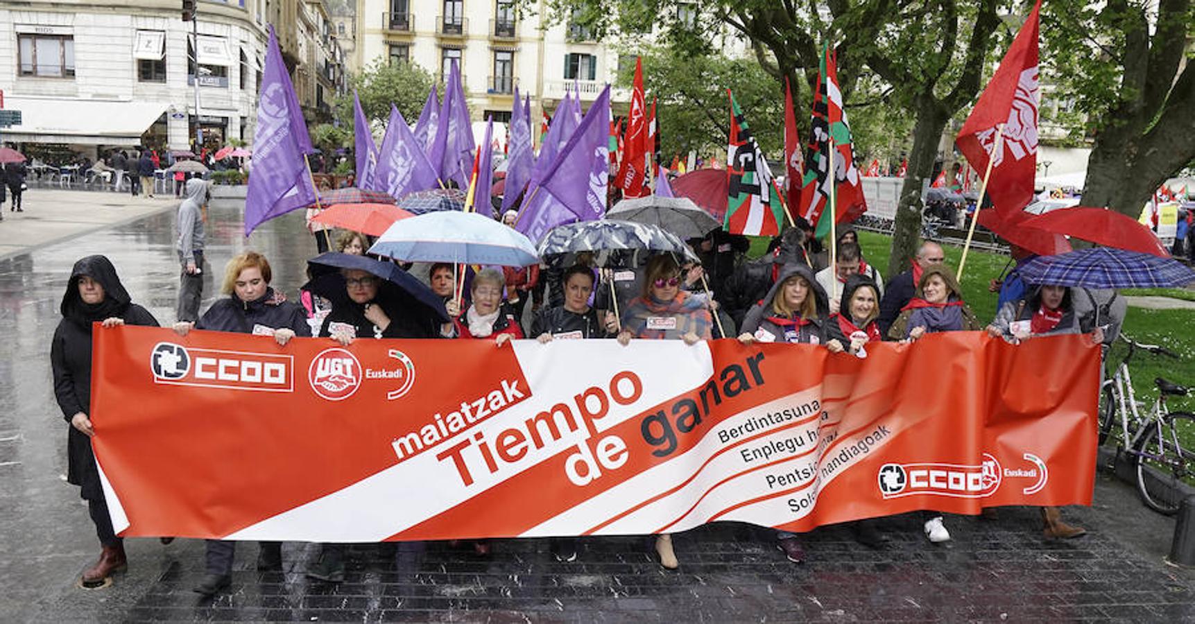 LAB, UGT y CC OO han celebrado manifestaciones en San Sebastián con motivo del Primero de Mayo. Las dos últimas centrales han marchado juntas.