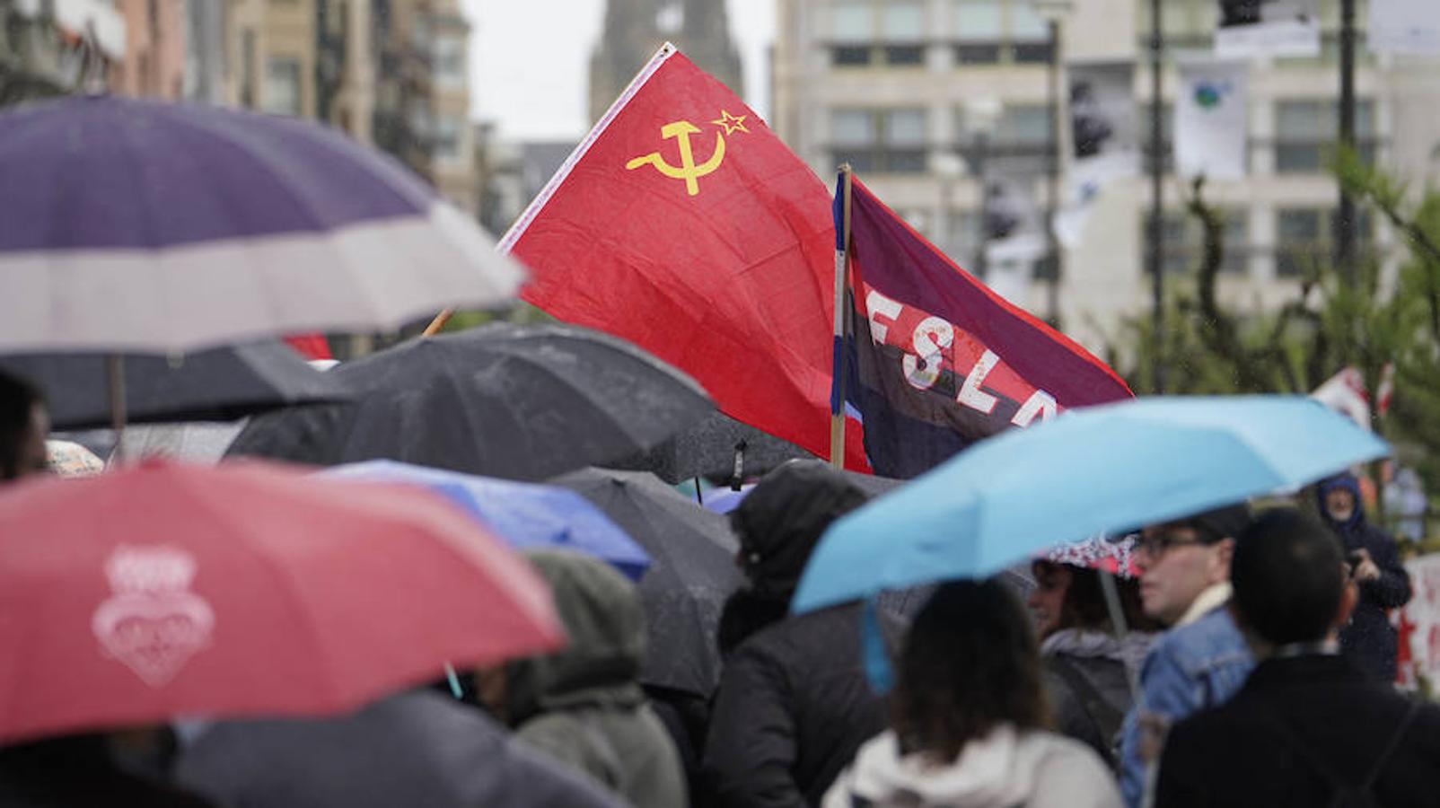 LAB, UGT y CC OO han celebrado manifestaciones en San Sebastián con motivo del Primero de Mayo. Las dos últimas centrales han marchado juntas.