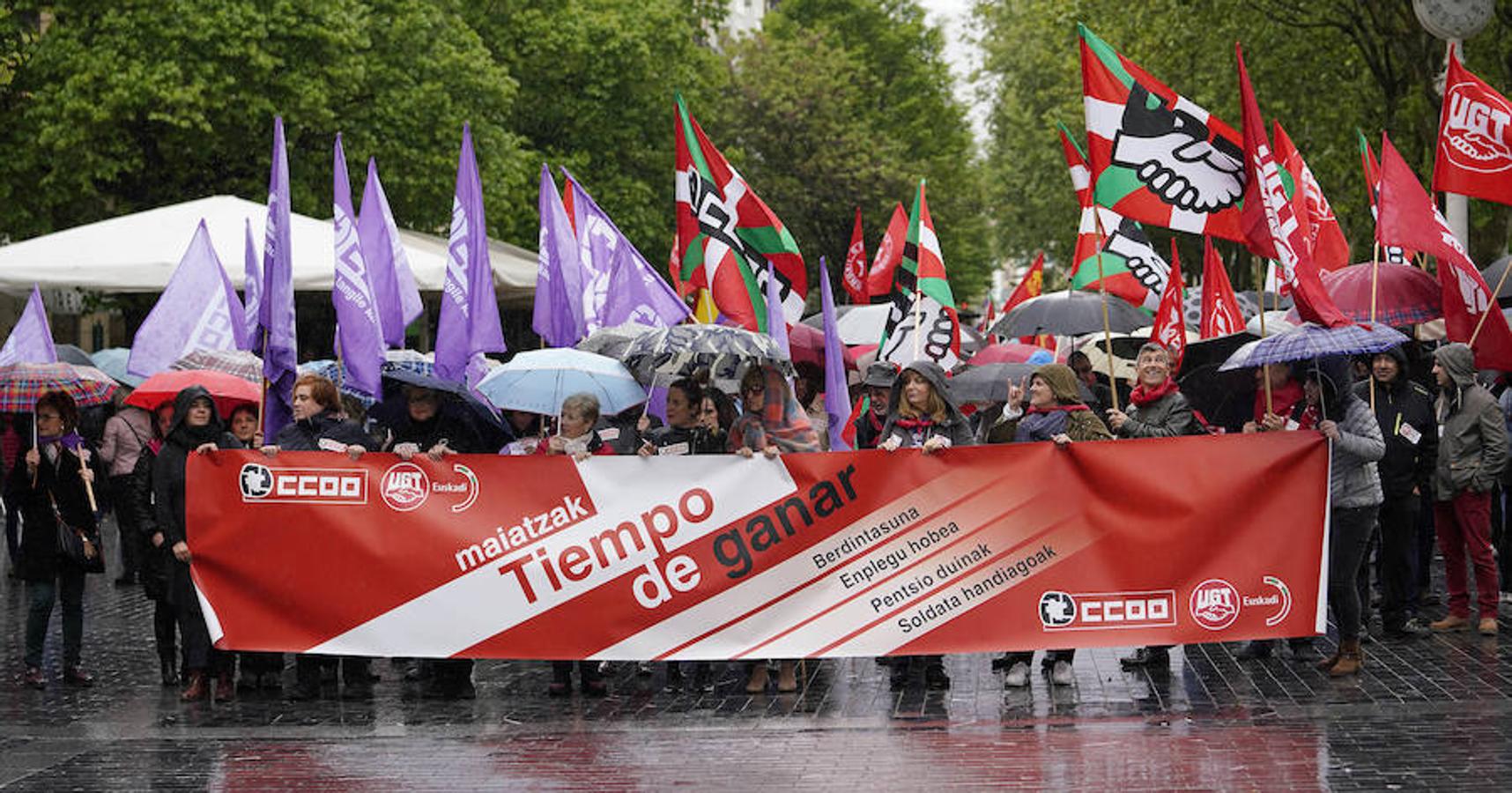 LAB, UGT y CC OO han celebrado manifestaciones en San Sebastián con motivo del Primero de Mayo. Las dos últimas centrales han marchado juntas.