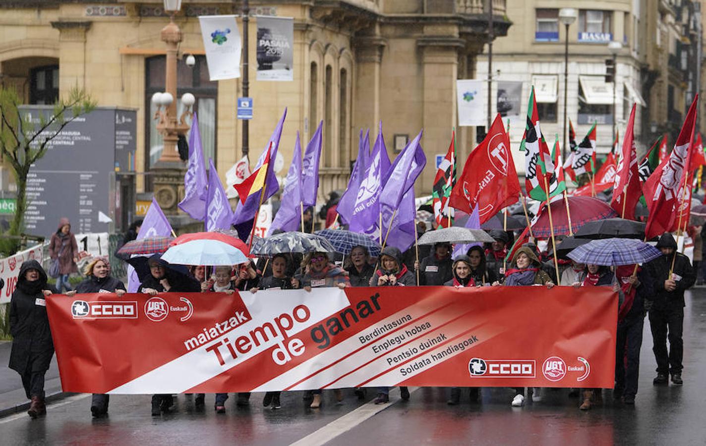 LAB, UGT y CC OO han celebrado manifestaciones en San Sebastián con motivo del Primero de Mayo. Las dos últimas centrales han marchado juntas.