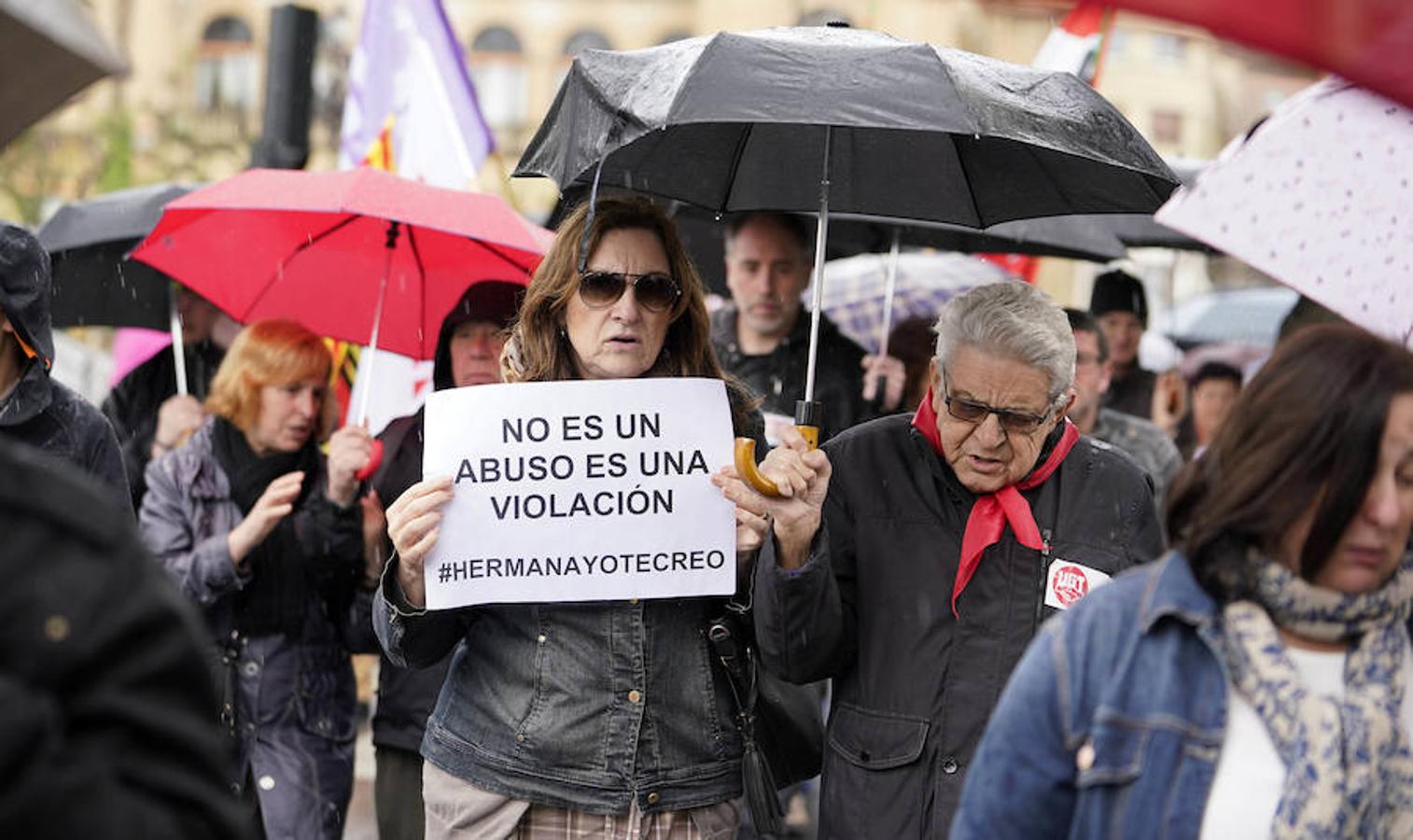 LAB, UGT y CC OO han celebrado manifestaciones en San Sebastián con motivo del Primero de Mayo. Las dos últimas centrales han marchado juntas.