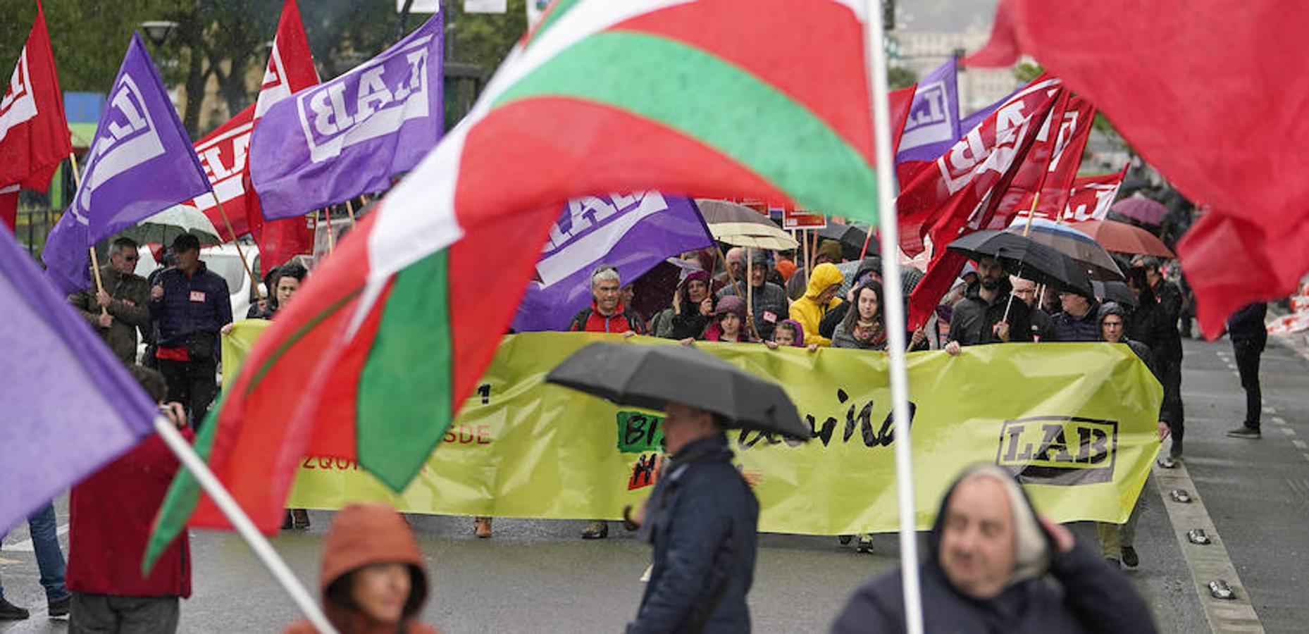 LAB, UGT y CC OO han celebrado manifestaciones en San Sebastián con motivo del Primero de Mayo. Las dos últimas centrales han marchado juntas.