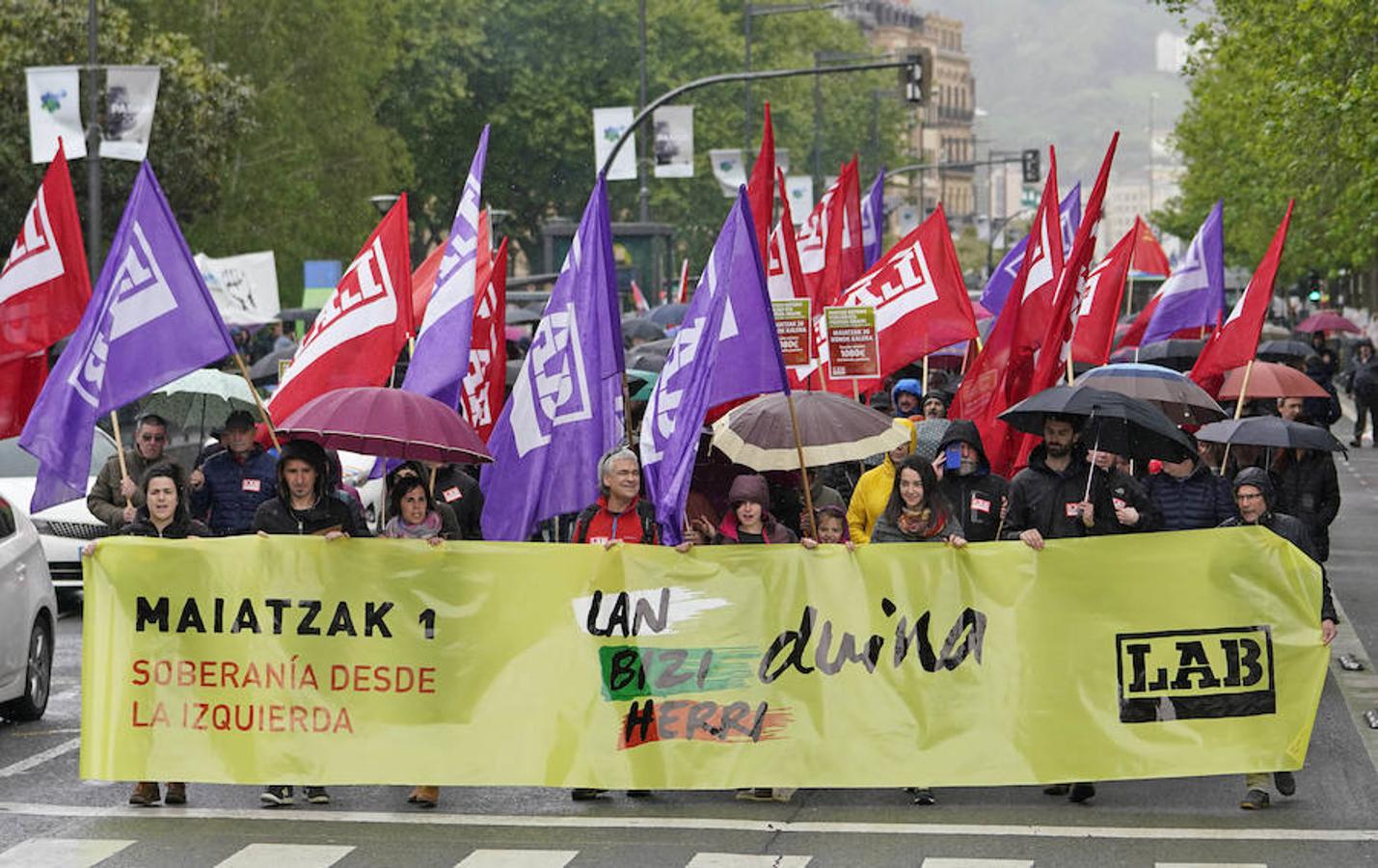 LAB, UGT y CC OO han celebrado manifestaciones en San Sebastián con motivo del Primero de Mayo. Las dos últimas centrales han marchado juntas.