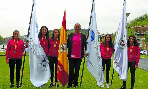 Malen Eskisabel, Nahikari Azkue, Nahia Arraras, Josema Azkue, Maider Etxaniz e Izaskun Iñarra posan ayer con las banderas de los campeonatos de Gipuzkoa, Euskadi, España y la Liga Guipuzcoana. 