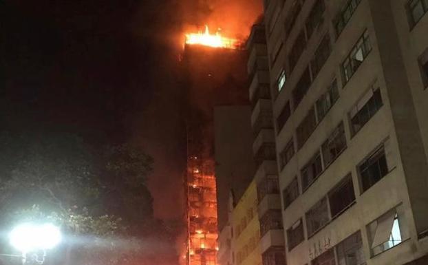 El edificio en llamas, antes de derrumbarse.