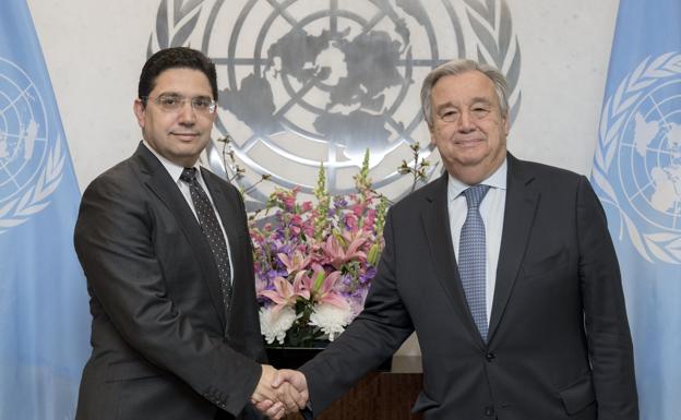 Naser Burita, ministro de Exteriores de Marruecos (i), junto a António Guterres, secretario general de la ONU.