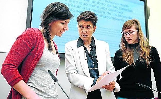 La catedrática Sara de la Rica, directora del informe, ayer con dos colaboradoras.