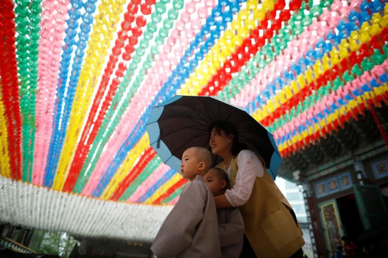 Los monjes principiantes caminan bajo linternas de loto con peticiones de oración cuando se van después de un evento para celebrar el próximo Día de Vesak, el cumpleaños de Buda, en el templo Jogye en Seúl, Corea del Sur, 2 de mayo de 2018.