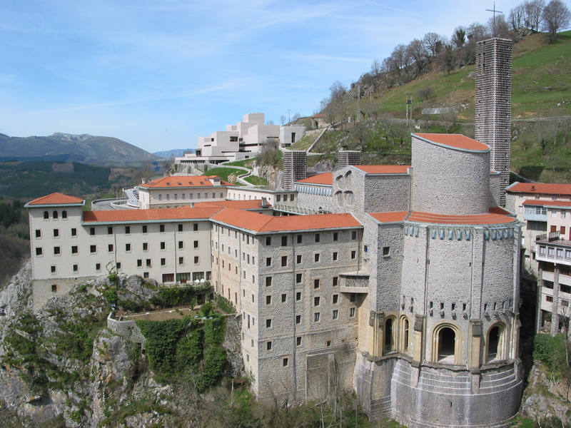 Mitología y tradición se funden en uno de los últimos valles secretos de la montaña guipuzcoana. Se trata de Araotz, un pequeño barrio rural cercano al santuario de Arantzazu donde el tiempo parece detenido