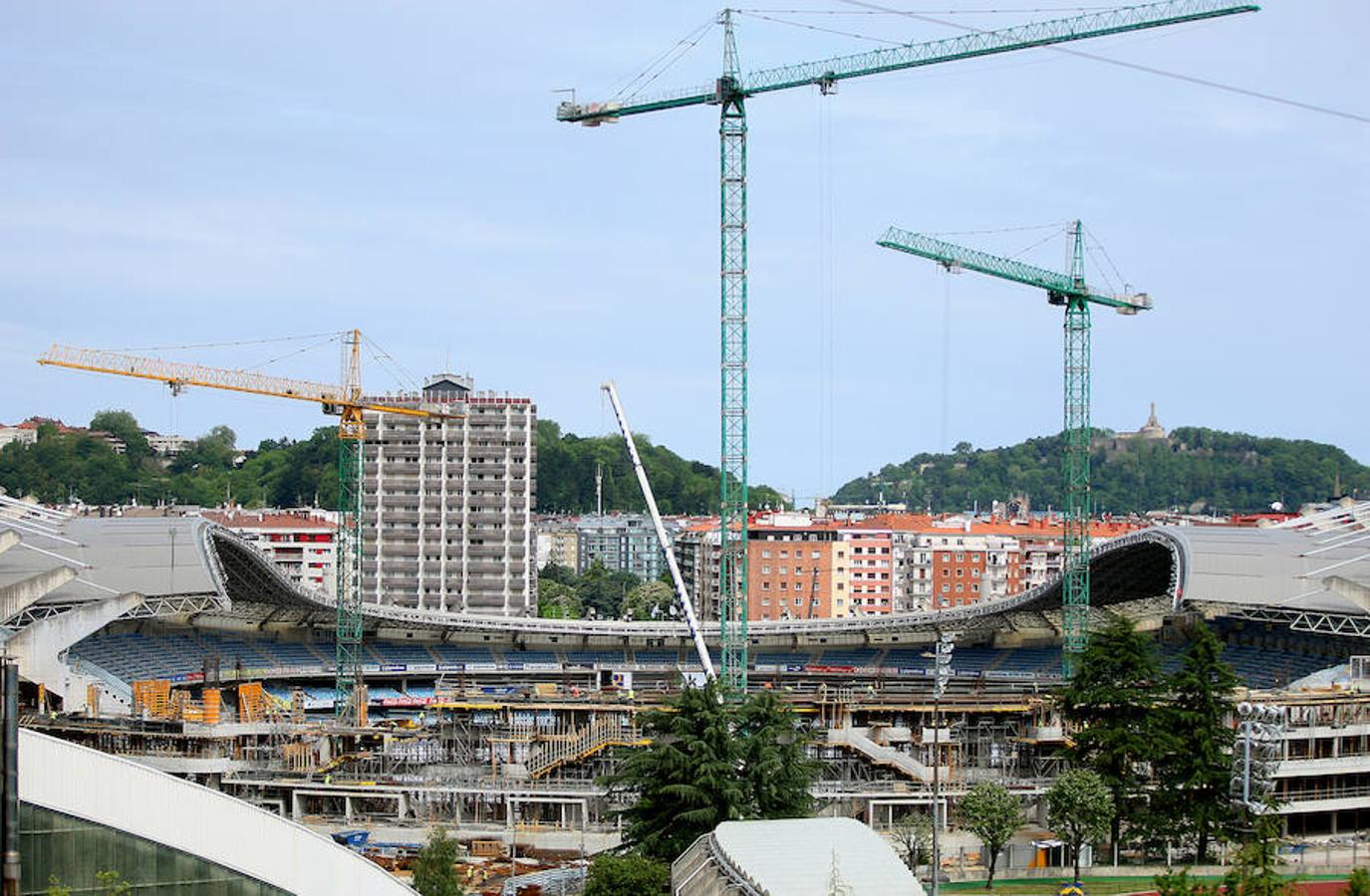 El elemento más singular del estadio de la Real Sociedad llegó ayer y empezará a tomar forma en la remodelación