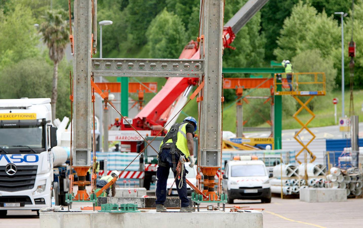 El elemento más singular del estadio de la Real Sociedad llegó ayer y empezará a tomar forma en la remodelación