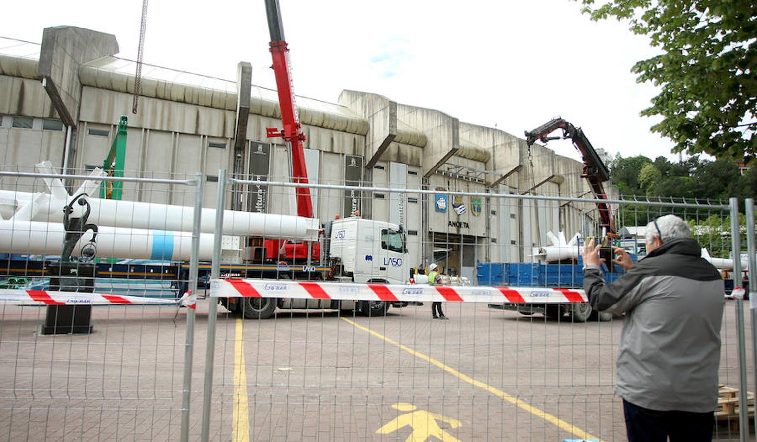 El elemento más singular del estadio de la Real Sociedad llegó ayer y empezará a tomar forma en la remodelación