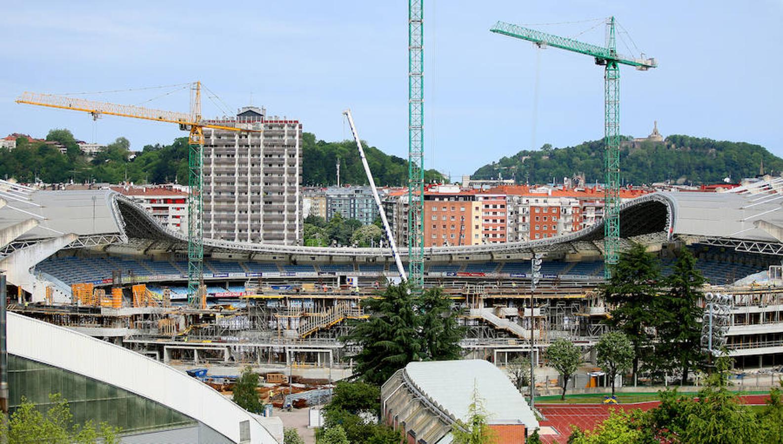 El elemento más singular del estadio de la Real Sociedad llegó ayer y empezará a tomar forma en la remodelación