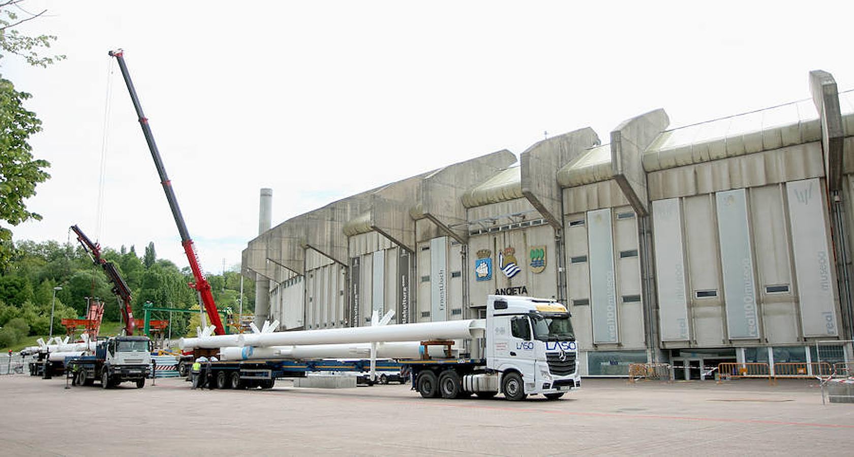 El elemento más singular del estadio de la Real Sociedad llegó ayer y empezará a tomar forma en la remodelación