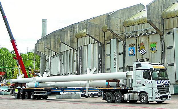 Una de las piezas de la estructura que conformarán la cercha que sujetará la cubierta llega ayer en uno de los trailers a Anoeta. 