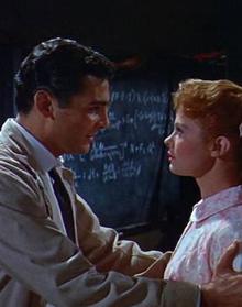 Imagen secundaria 2 - Patricia Owens junto a Betty Lou Gerson, Charles Herbert y David Hedison en diversas escenas de la película 'La mosca' (1958).