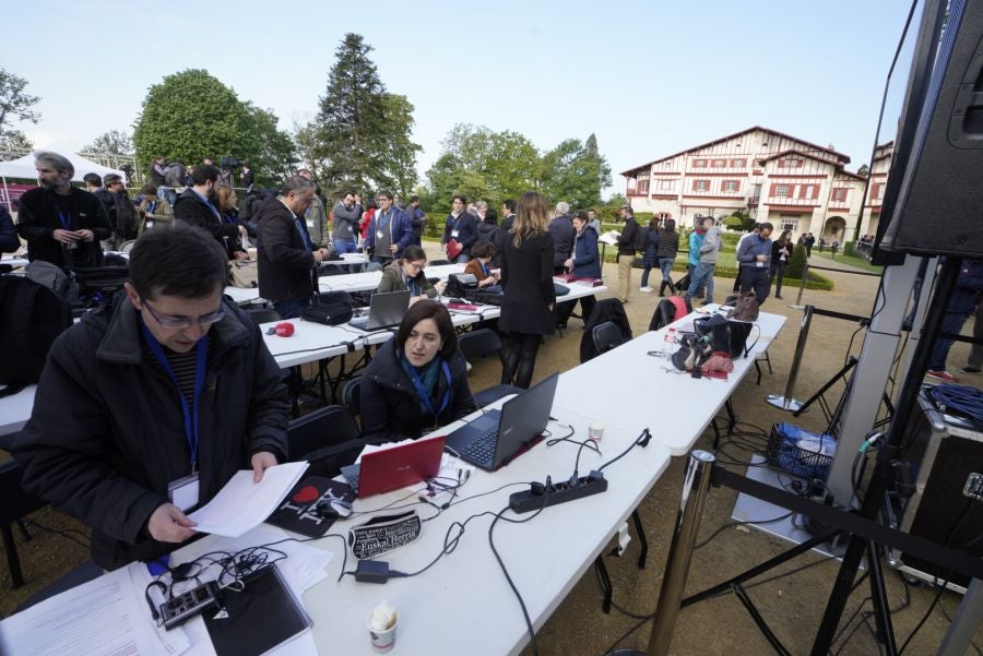 Villa Arnaga acoge la escenificación del final de ETA. Decenas de periodistas y hasta 89 invitados presenciarán la certificación del fin de la banda armada. 