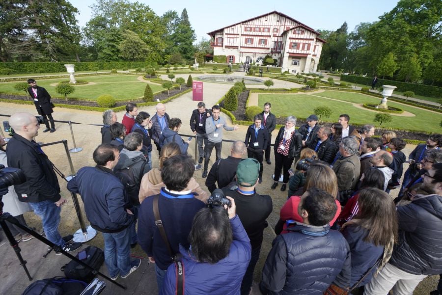 Villa Arnaga acoge la escenificación del final de ETA. Decenas de periodistas y hasta 89 invitados presenciarán la certificación del fin de la banda armada. 